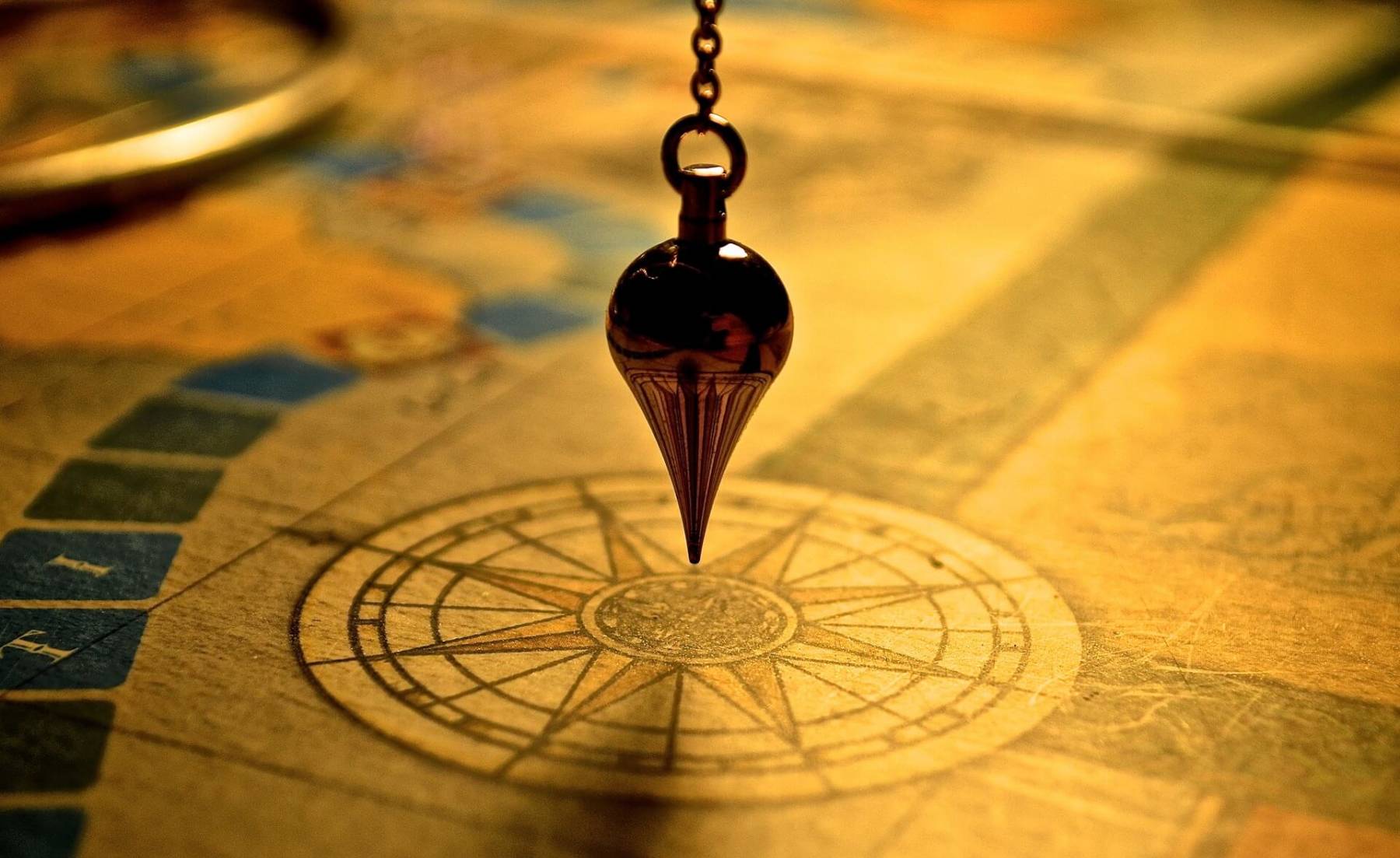 Image d'un pendule divinatoire utilisé dans nos séances de radiesthésie dans le jura